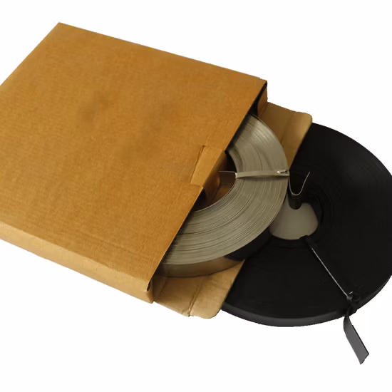 Bandes en acier inoxydable de 5/8 pouces dans un fourre-tout en plastique